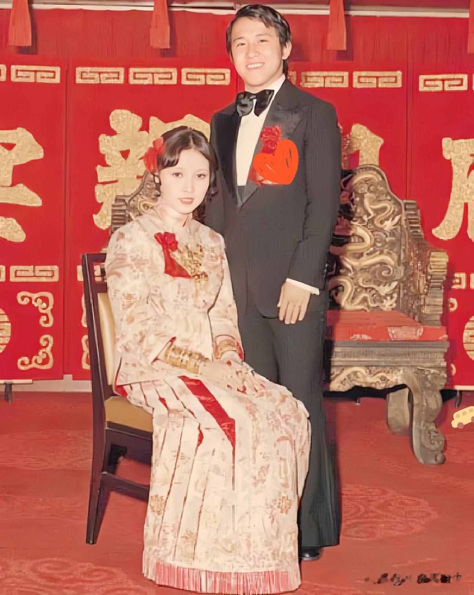 王美华与曾志伟的早年婚姻，藏着时代的无奈
 

坊间一直流传一段往事，1973年，王美华生曾宝仪的时候，曾志伟因为约了朋友喝酒，没能守在产房里。
 
这件事传开之后，很多人感慨，在当年的环境之下，豪门里的婚姻，往往夹杂着很多现实因素，爱情未必是第一位的。
 
满月酒上，曾志伟抱着女儿出镜，在外人面前