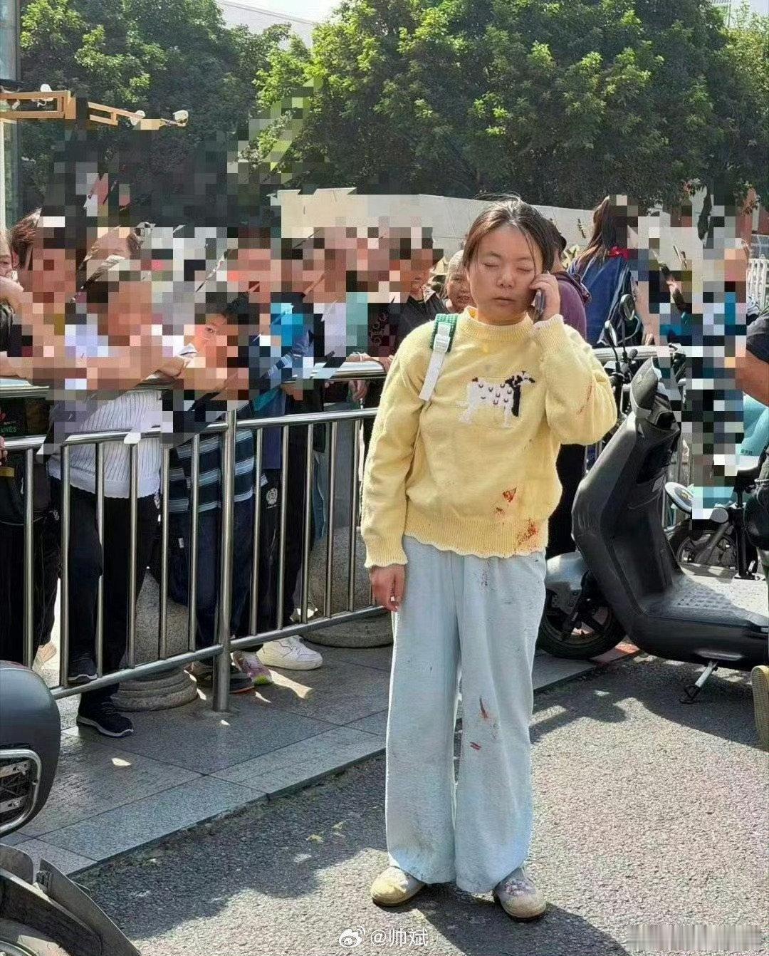 #两个陌生人持U型锁冲突#这是有什么深仇大恨？ ​