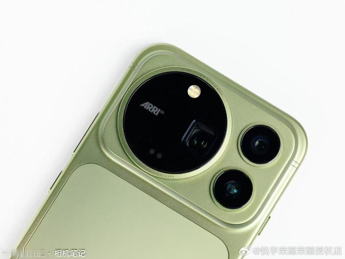 荣耀Magic 9 Pro Max的苔青色

- 配色灵感来自阿莱摄影机、放映机，金属外壳在历经岁月洗礼后呈显的青绿色。

- 相机Deco是名为“大导之眼”的设计，再加上ARRI Logo，相当有辨识度。

- 机身中框等主体部分采用铝合金一体成型工艺，电池背板部分则为玻璃材质。

- 荣耀还采用了“平行双轨微缝天线”， ​