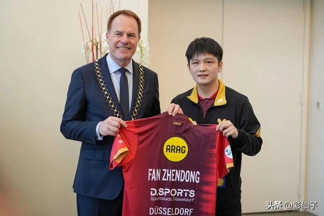杜塞尔多夫俱乐部总经理盛赞樊振东是超级巨星。在樊振东加盟德国杜塞尔多夫乒乓球俱乐部之后，俱乐部总经理在接受采访时给出极高评价：樊振东不仅仅是一名顶尖球员，他的到来搭建起中德两国之间的桥梁，俱乐部也收获了前所未有的关注度与大量新增观众。
 
熟悉乒乓球的球迷都清楚，杜塞尔多夫俱乐部在欧洲乒坛底蕴深厚，