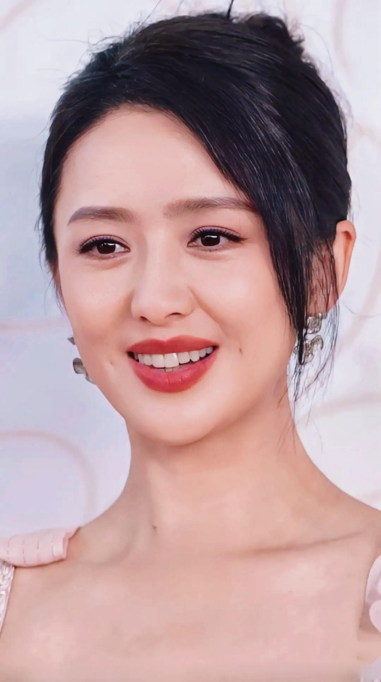佟丽娅最狠的反转：不是“没家暴”，是她压根没按你的苦情剧本活

全网还在传“她隐忍、被困住、不敢离”。可刷完她和鲁豫那期访谈才明白：大家心疼的，是自己脑补出来的佟丽娅。

拍《我经过风暴》时，她正和陈思诚协商分开。戏里演被家暴、为孩子委曲求全；戏外冷静谈判、理清归属、安稳收尾。观众把角色焊进现实，一