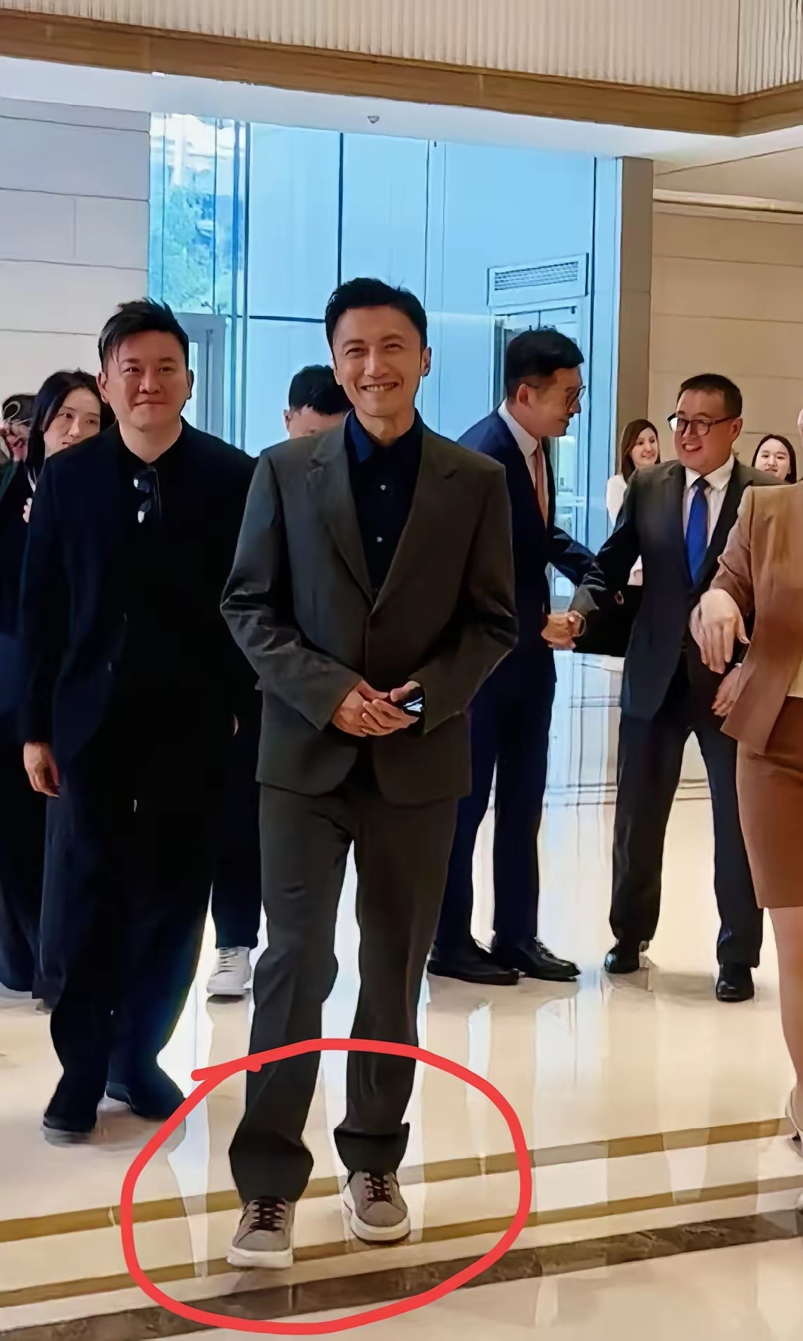 我能接受谢霆锋45岁了，
也能接受他和王菲的恋情了，
但是我真的无法接受，作为大众男神的他，竟然穿西装配厚底运动休闲鞋。
​众所周知，谢霆锋个子本来就不高，如果穿双利索的皮鞋，还能显得高大挺拔一点，结果这双鞋又老又土，把重心全部集中在脚上，显得他个子更矮。
​咱就说，再高的颜值也经不住 ​