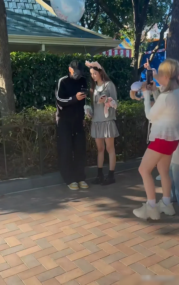 徐艺洋过个生日，黄子韬竟然被全网调侃差点找不到人！
9月12日，俩人去迪士尼庆生，本以为是偶像剧，结果现场秒变喜剧。黄子韬卡点到场，徐艺洋直接开怼：要不你别来了呗，这哪是情侣，分明是对抗路队友。
更有意思的是切蛋糕环节，灯一关，全场爆笑，网友纷纷喊话：韬哥，只看见你的大白牙了啊！
从直播互怼到
