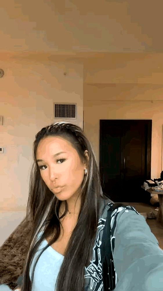 张庭女儿，那个曾被全网喊话“最丑星二代”的女孩，上时装周走秀了。

她一米七几的个子，比妈妈高出半个头。单眼皮，厚嘴唇，小麦色皮肤，一脸冷感。镜头前，台步稳得像走了十年。

当年，网友们追着张庭问，女儿怎么一点不像你？皮肤那么黑，眼睛那么小。张庭只能翻出自己童年照，说这是东方国际脸。

现在，女孩不