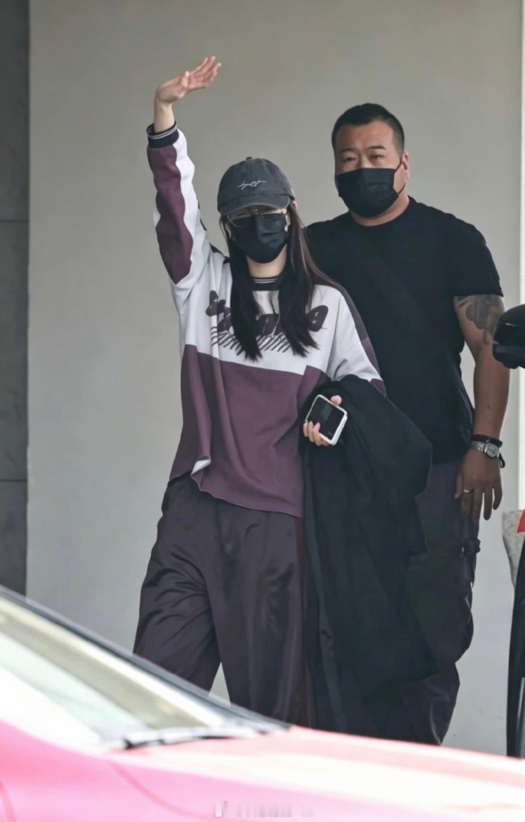 #迪丽热巴用上iPhoneDuo了#明艳大美女和新机适配度直接拉满！路透里随手拿着都好好看，自带氛围感。别的先不说，狠狠期待热巴用新手机拍的自拍和日常碎片，她的审美和镜头感永远不会让人失望，怎么拿都亮眼[doge] ​