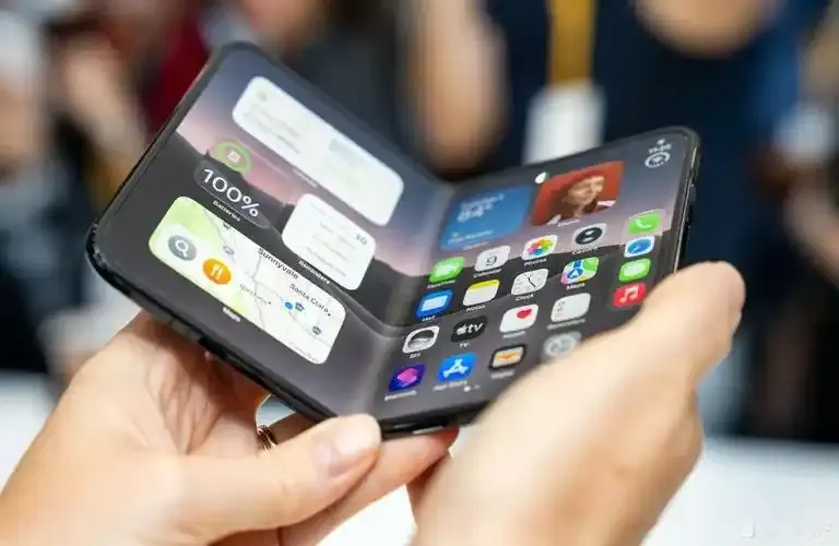 一台手机两万六，苹果把折叠屏卖成了奢侈品。

iPhone Duo国行256GB版本15999元起，顶配2TB版本26499元，成为苹果史上最贵iPhone。

但比价格更值得关注的是：折痕到底有多深？重量到底有多沉？上手真机的人，说法并不一致。

苹果这一定价策略本质上不是在卖手机，是在测试高端用