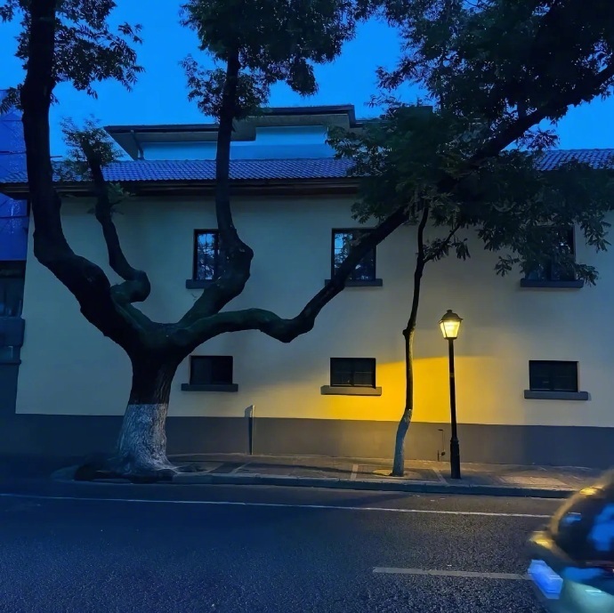 “释怀的那一刻，我开始听着风享受自由。” ​ ​​​