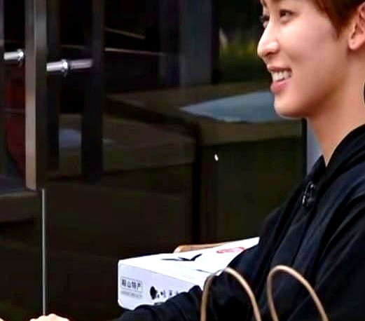 阿云嘎给唐九洲算面相，用“耷拉眼、大板牙”把人说懵了。

前脚唐九洲刚一顿猛夸，阿云嘎反手就评他“天庭饱满地阁方圆、耷拉眼、大板牙”。唐九洲正琢磨这是夸还是损。

颜安一声不吭，手指在屏幕飞速狂点，几秒后把手机怼到众人眼前。

屏幕上是按阿云嘎原话生成的AI佛像。唐九洲盯着画像懵在原地，全场笑声掀翻