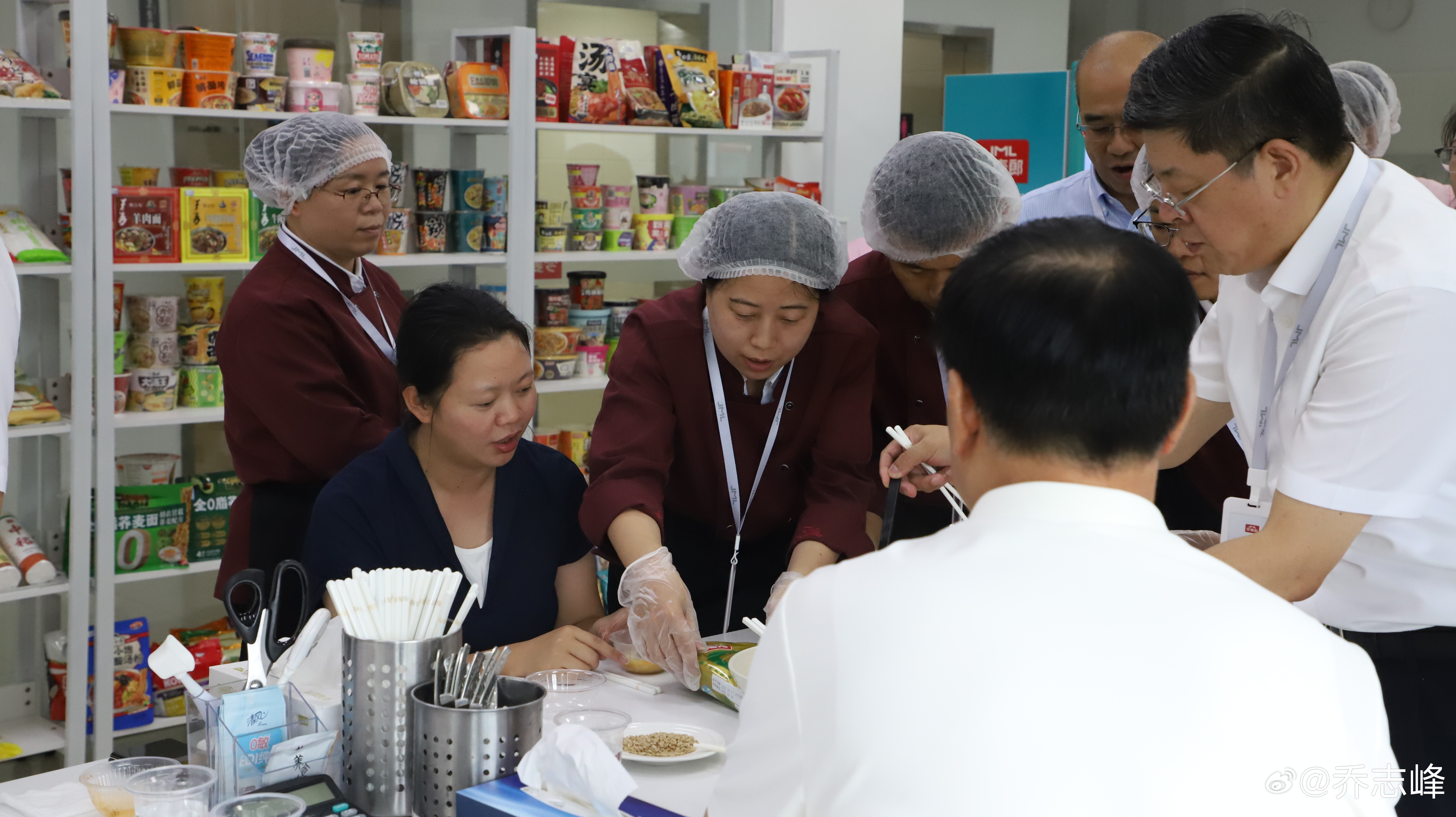 #范现国发言指出要做120分的产品#食品安全的底线由国家标准守护，而行业的进步，则依靠企业主动向上探索。当越来越多食品企业以“120分”的自我要求打磨产品，主动承担健康升级的责任，消费者就不必再自行“改良”食品。期待更多企业跳出达标思维，以更高标准创新产品，让普通人不用额外费心，就能轻松 ​