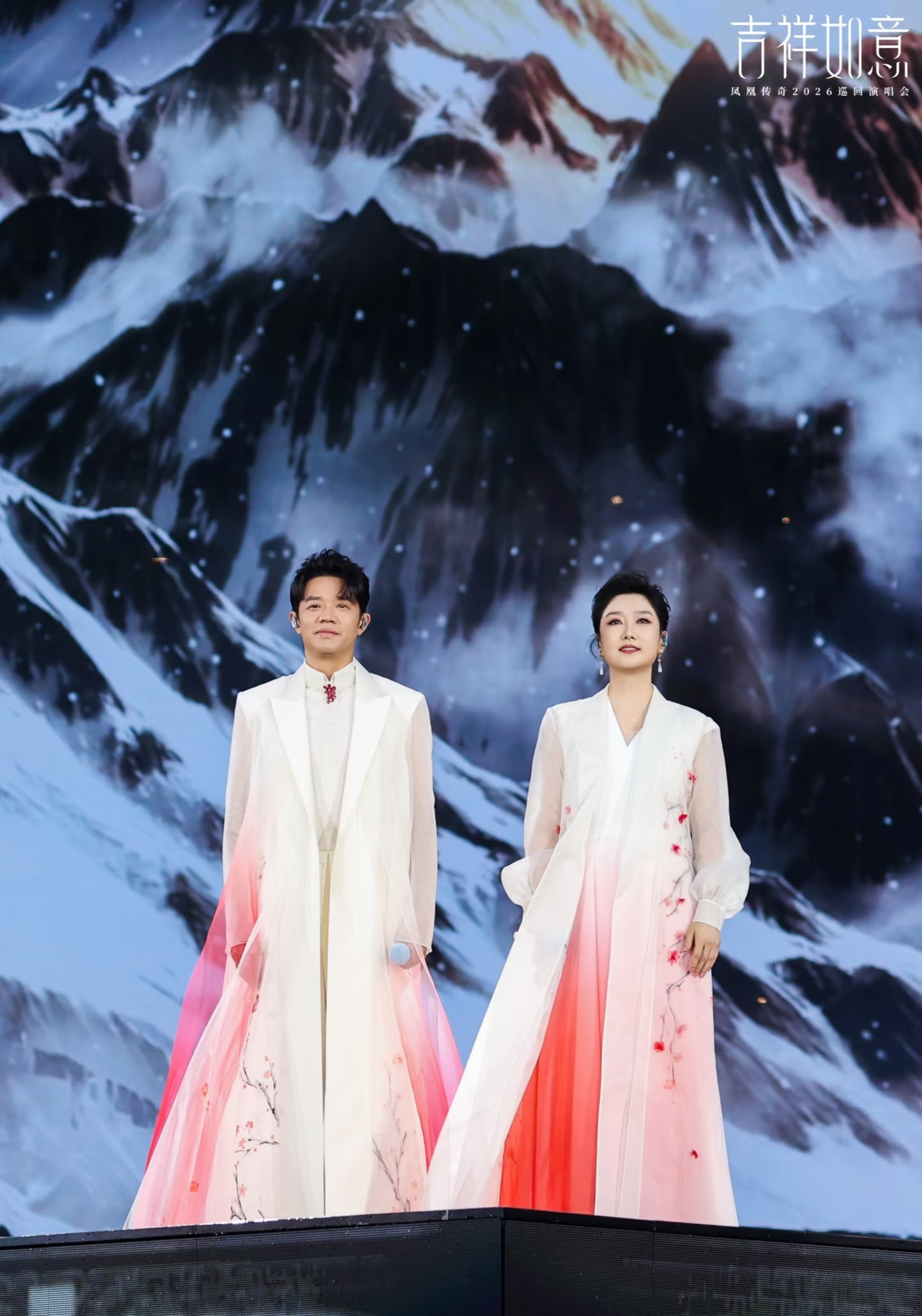 曾毅为什么能和玲花走这么久？林巨老师：好的关系里，最稀缺的是托举

凤凰传奇走红多年，曾毅一直被调侃“词少”“几句就分一半”。节目里，他自己也会开玩笑，说有些歌好像跟自己没什么关系。玩笑归玩笑，外界的疑问却一直存在：凭什么他可以和玲花五五分账，凭什么这个组合能稳定走这么久？
把故事往前看，答案早就藏