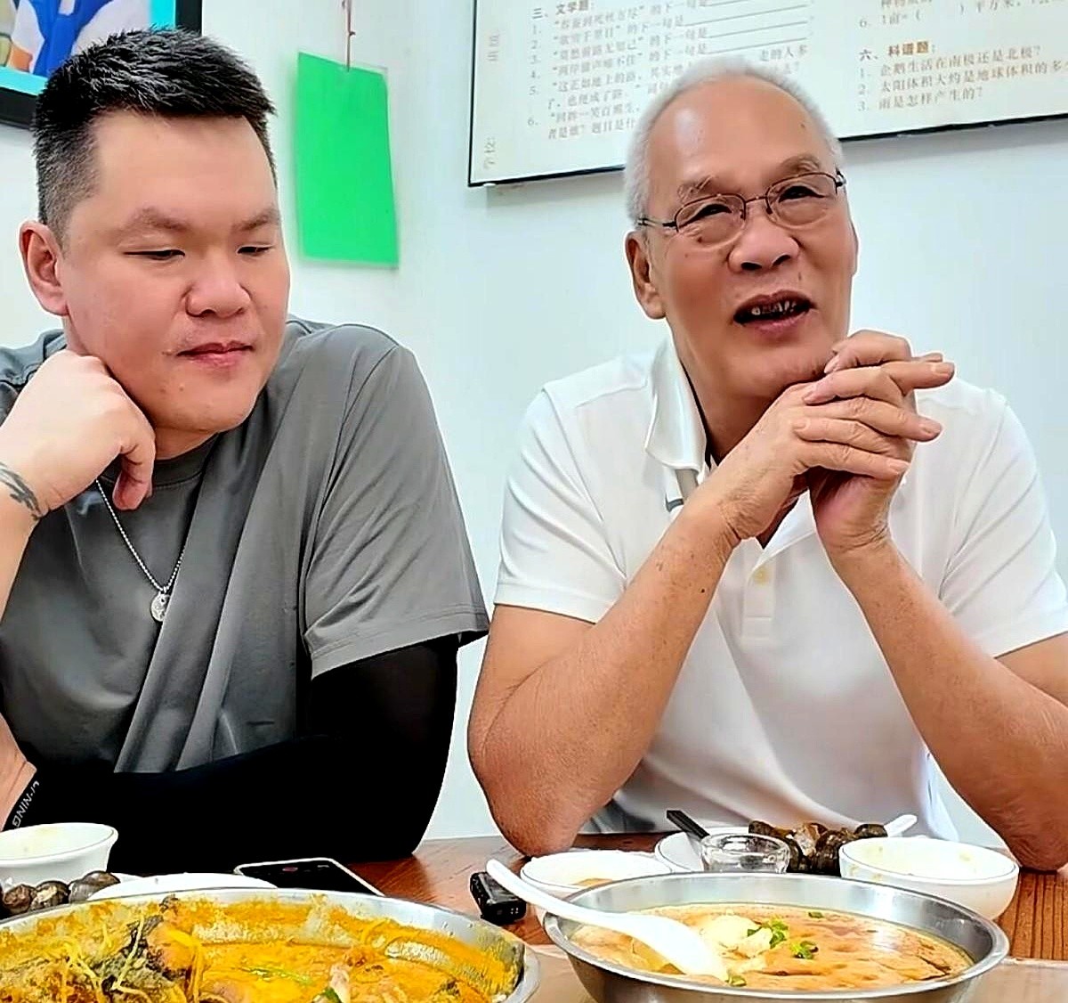 1998年，朱应民领着儿子走进广东宏远的大门。

那个当年天赋不算顶尖的毛头小子，后来成了球队功勋，也扛起了总经理的重担。

现在，朱芳雨正式卸任总经理，转任俱乐部荣誉顾问。

坐在总经理的位子上，成绩压力和球迷期待压在肩头。这些年，他熬白了头，付出了不少心血。

老父亲朱应民看得很通透。他站出来说