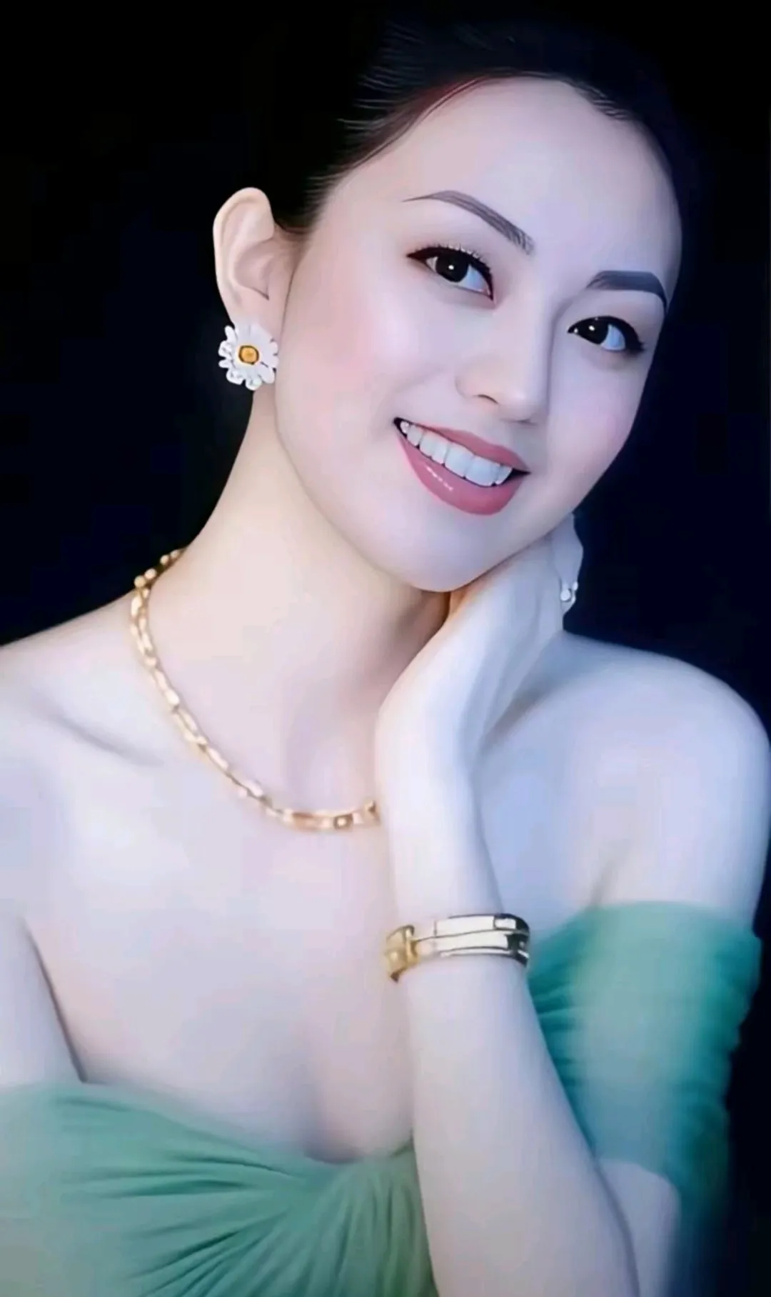 漂亮的美姐姐画面好唯美好温馨，气质优雅。