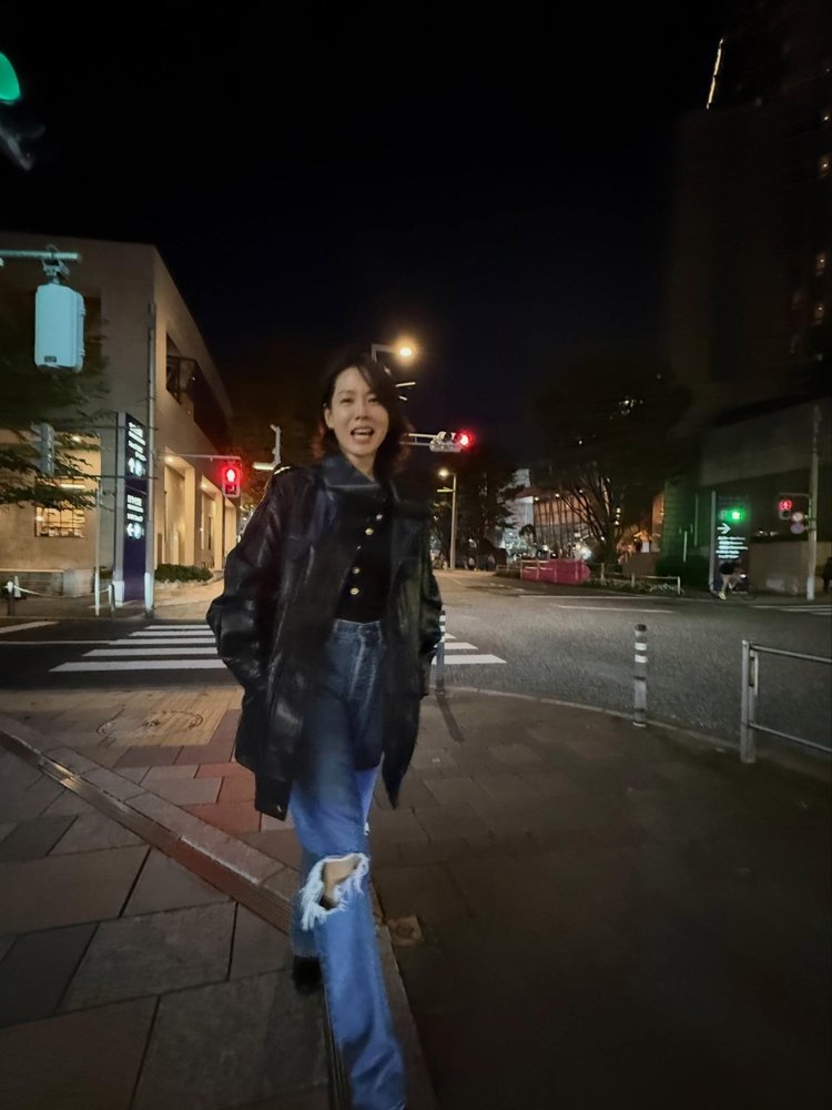 孙艺珍在东京夜市被拍，波波头，皮夹克，水洗牛仔裤，笑得跟二十年前没两样。
底下粉丝全在喊：玄彬你小子命真好。
但你真以为这是“漂亮女人随便逛逛”？她刚演完Netflix的19禁古装剧《挑情丑闻》，演一个表面端庄、背地里拿情欲当筹码的贵族夫人。接着又跟朴赞郁拍了《无可奈何》，搭档李秉宪。下一部剧，