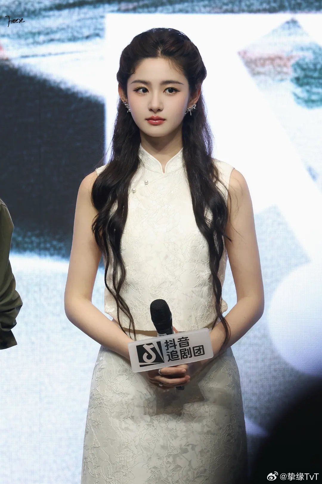 于妈眼光真不错 4.0的晴儿已经美成这样了… ​