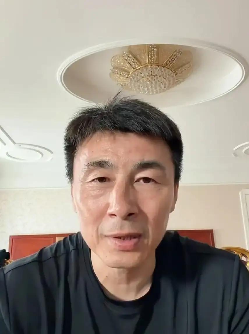 李玮峰公开喊话韦世豪收敛脾气，这话全中国足球圈大概只有他最有资格讲。
当年赛场上一言不合就掐脖子的大头，如今回过头来劝后辈别冲动，多少有点照镜子的荒诞感。
但凡看过成都蓉城或者国家队比赛的都清楚，韦世豪在场上确实是把双刃剑。
他在场，前场能突能射能搅和，整支队伍进攻立刻活络起来；可他一旦脑子发