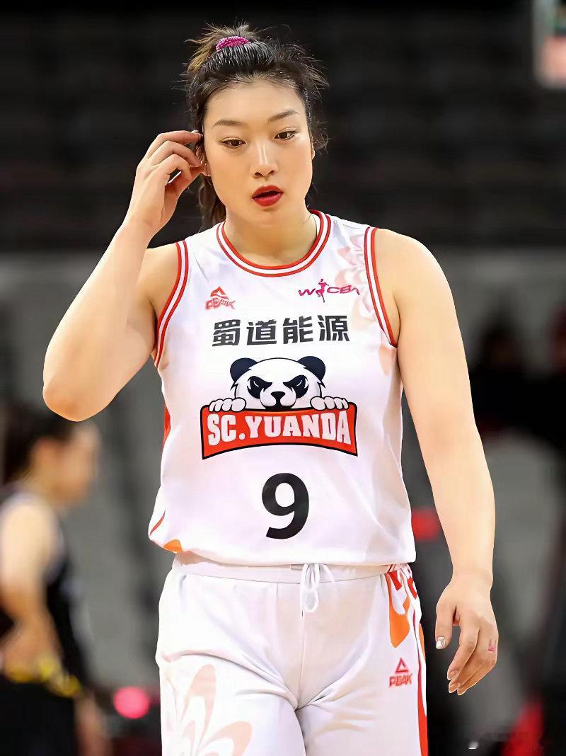 李梦落选国家队，根本不是什么被打压排挤！31岁的她拿着海外联赛的高薪和...