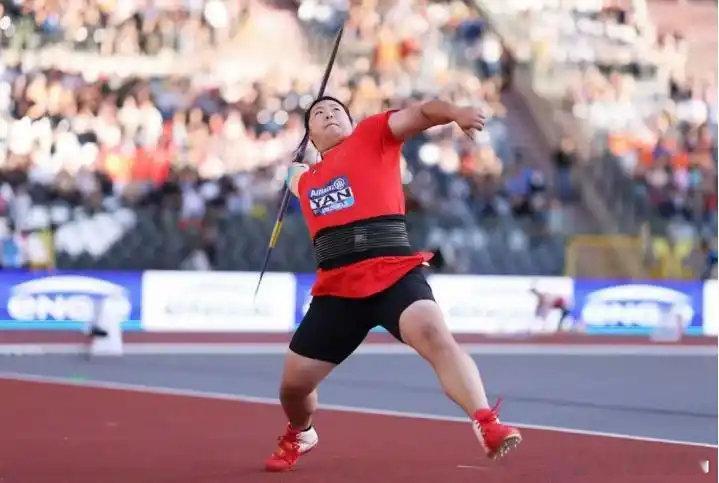 中国女子标枪出了圣人吗……【一投超人】
一投下班，当地时间9月5日，2026年钻石联赛总决赛在比利时布鲁塞尔举行。中国女子标枪运动员严子怡凭借第五投68米42的成绩打破该站赛会纪录。钻石联赛年度总冠军并刷新赛会纪录，本赛季5场全胜！ ​