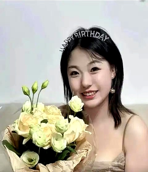 阎鹤祥在德云社战战兢兢怕被师父“摘字”逐出师门，郭麒麟却一脸无所谓，因为少班主根本就没入科排字
 

同样是面对郭德纲的规矩，打工人怕丢饭碗，亲儿子生来就在罗马，门规压根捆不住他。更绝的是赵芸一，顺着话茬直接表态“大不了叫赵草一”，一句玩笑既化解了辈分压制，还瞬间把自己送上了少班主的绯闻席位
