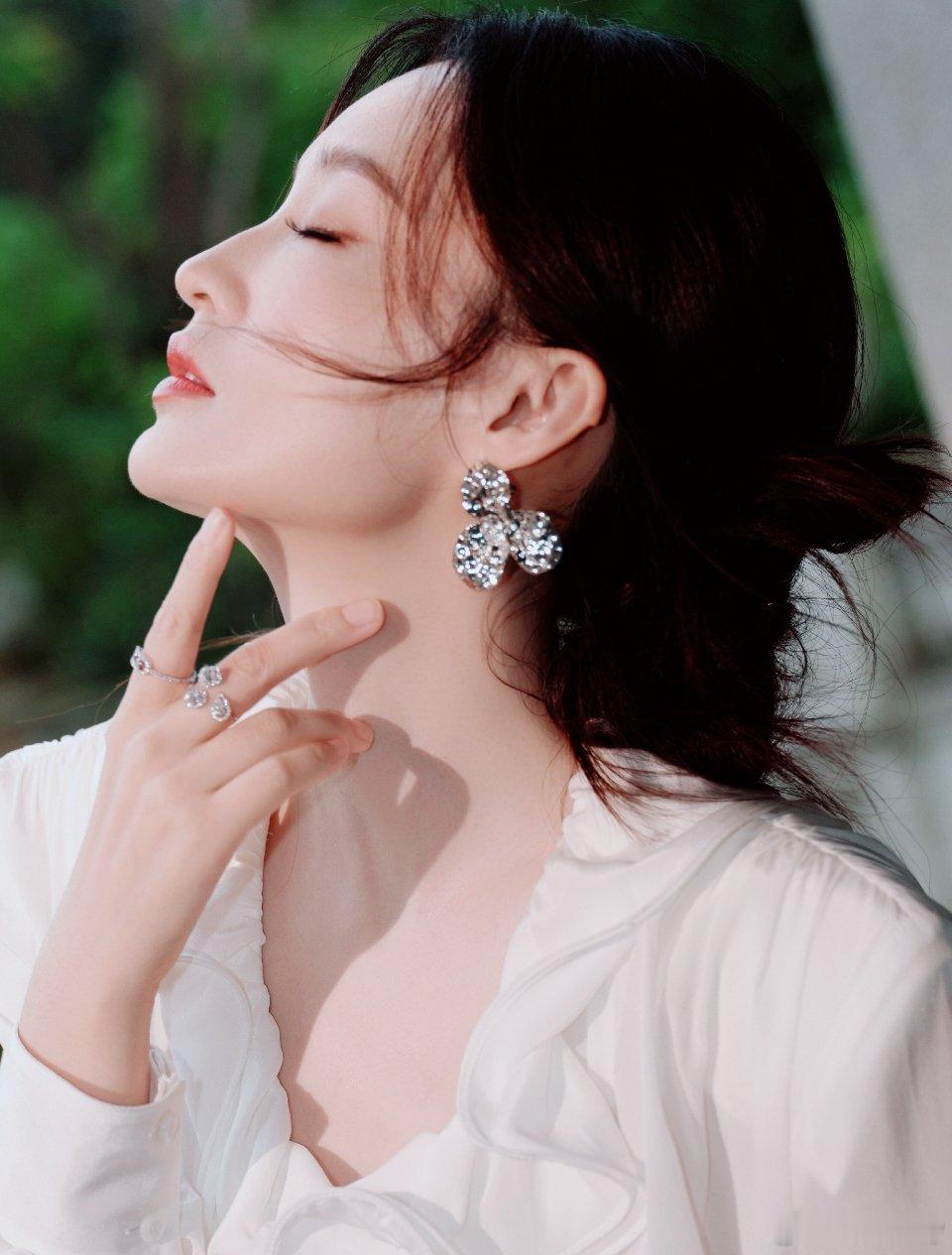 #李沁[超话]##李沁白月光千金造型#✨ #李沁何炅芒果招商会拥抱# 

白月光的杀伤力🌙

​ ​