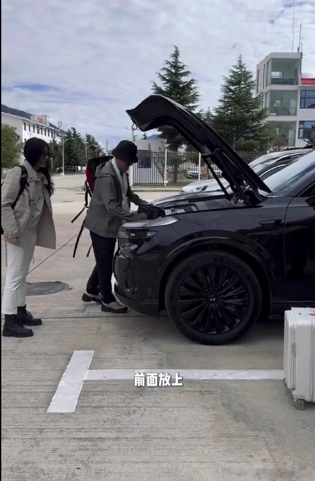 国庆期间，蔚来老板李斌带着老婆孩子自驾进藏，本来是一场浪漫的高原之旅，结果两个孩子突发严重高原反应，全家在林芝待了不到 24 小时，只能果断掉头返程。 ​