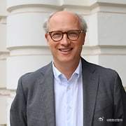 汉堡大学商学院企业融资与投资组合管理教席沃夫冈·德罗贝茨（Wolfgang Drobetz）教授团队研究优化投资策略。他们分析美国股市百年历史发现，苹果、Alphabet、Meta等极少数“超级股票”支撑了整体市场回报，绝大多数个股长期表现不及国债。团队还通过1990-2024年数据发现，成熟期企业创造了大部分股东财 ​