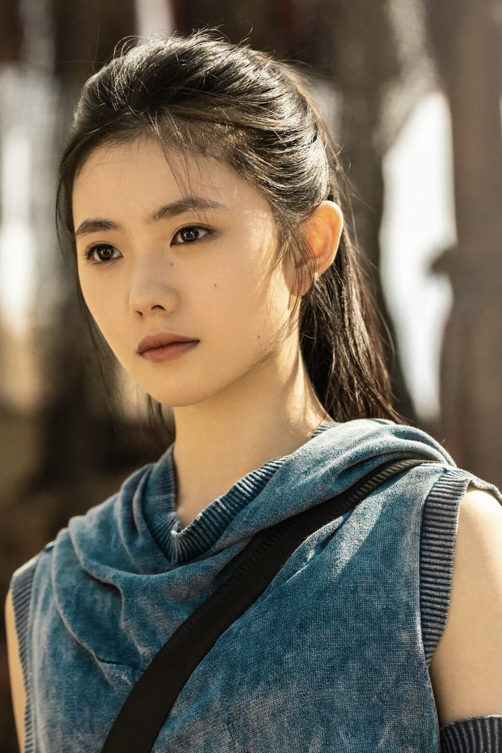 刘浩存的演技真好，二刷《主角》，刘浩存素颜出演忆秦娥，从表情到肢体动作近乎完美，竟然有人质疑她的演技！

这波二刷的体验感拉满了，刘浩存在《主角》里把忆秦娥演活了，素颜出镜那种质朴感和后期名伶的气场切换，特别有说服力。‌

刘浩存淡颜系长相自带质朴感，不用刻意扮装就贴合了忆秦娥前期的懵懂青涩，眉眼间