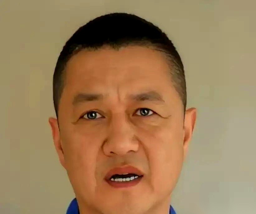 最近刷到李亚鹏的一场直播切片，直接把重组家庭的真实一面抖了个底朝天。
快三十岁的继女窦靖童，每周五雷打不动地跟他弹视频聊家常；而亲生女儿李嫣，却天天在微信上把他拉黑。
就在他对着镜头倒苦水的时候，屏幕那头的窦靖童突然脆生生地喊了一句“爸”。话音刚落，直播间的在线人数直接原地起飞。
镜头前，李亚鹏慢条