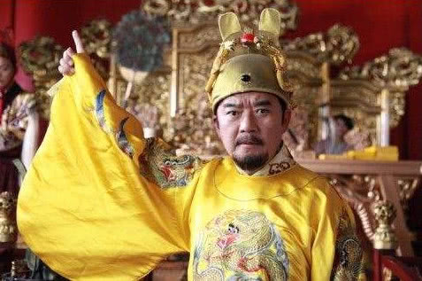朱元璋：从乞丐到皇帝，他为何能重塑一个时代

在中国历史上，出身寒微的皇帝并不少见，但像朱元璋这样真正从社会最底层一步步走向权力巅峰的人，却极为罕见。他没有显赫家世，没有贵族背景，少年时甚至连温饱都难以维持，却最终建立了大明王朝，并且深刻改变了中国此后数百年的政治格局。很多人提起朱元璋，第一印象往往