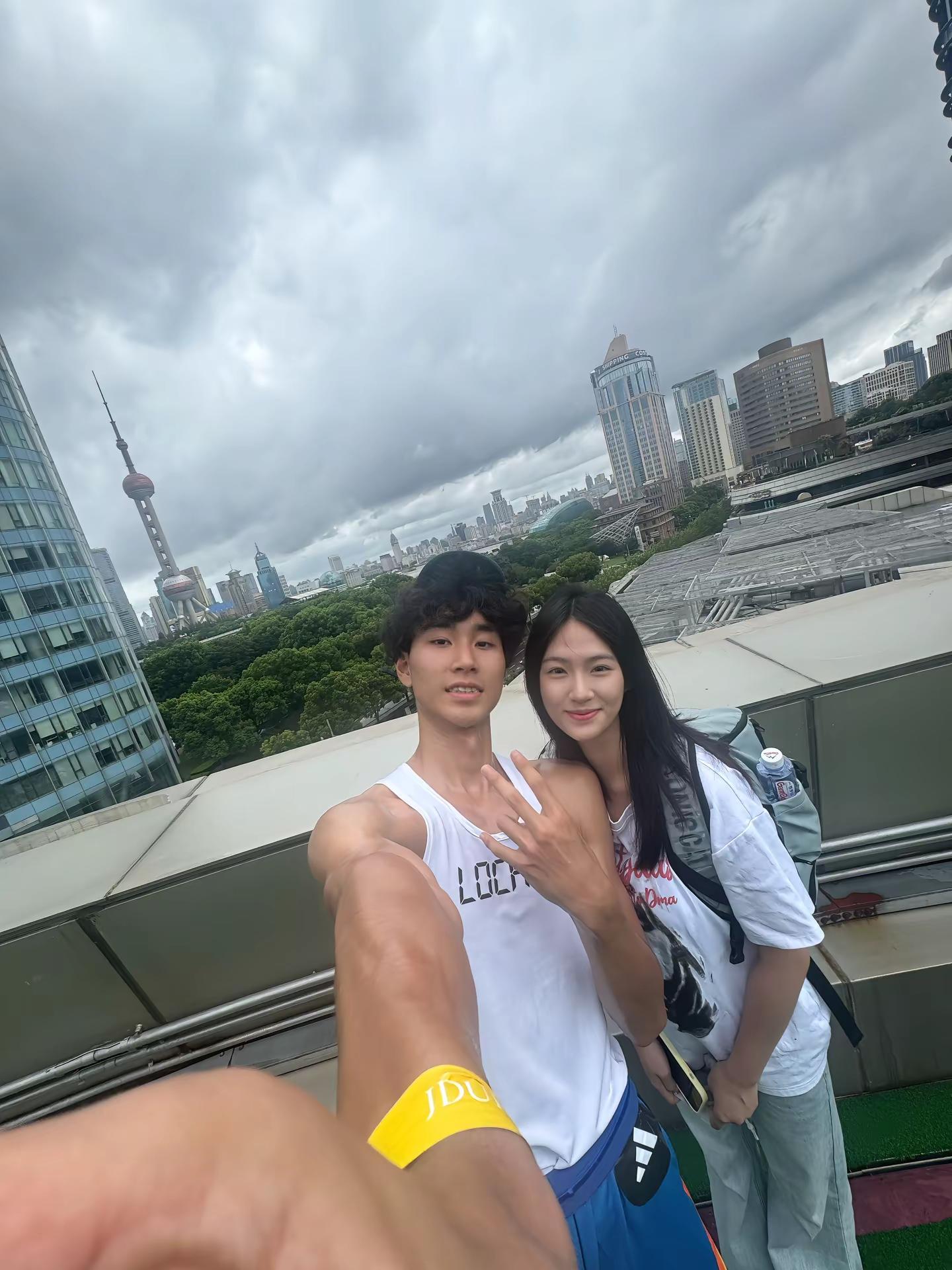 男孩 安心睡吧 我爱你满身大汗 剪毁的头发 晒黑的皮肤 和你那憔悴的样子 我想说 无论你什么样我都喜欢杰威中国行