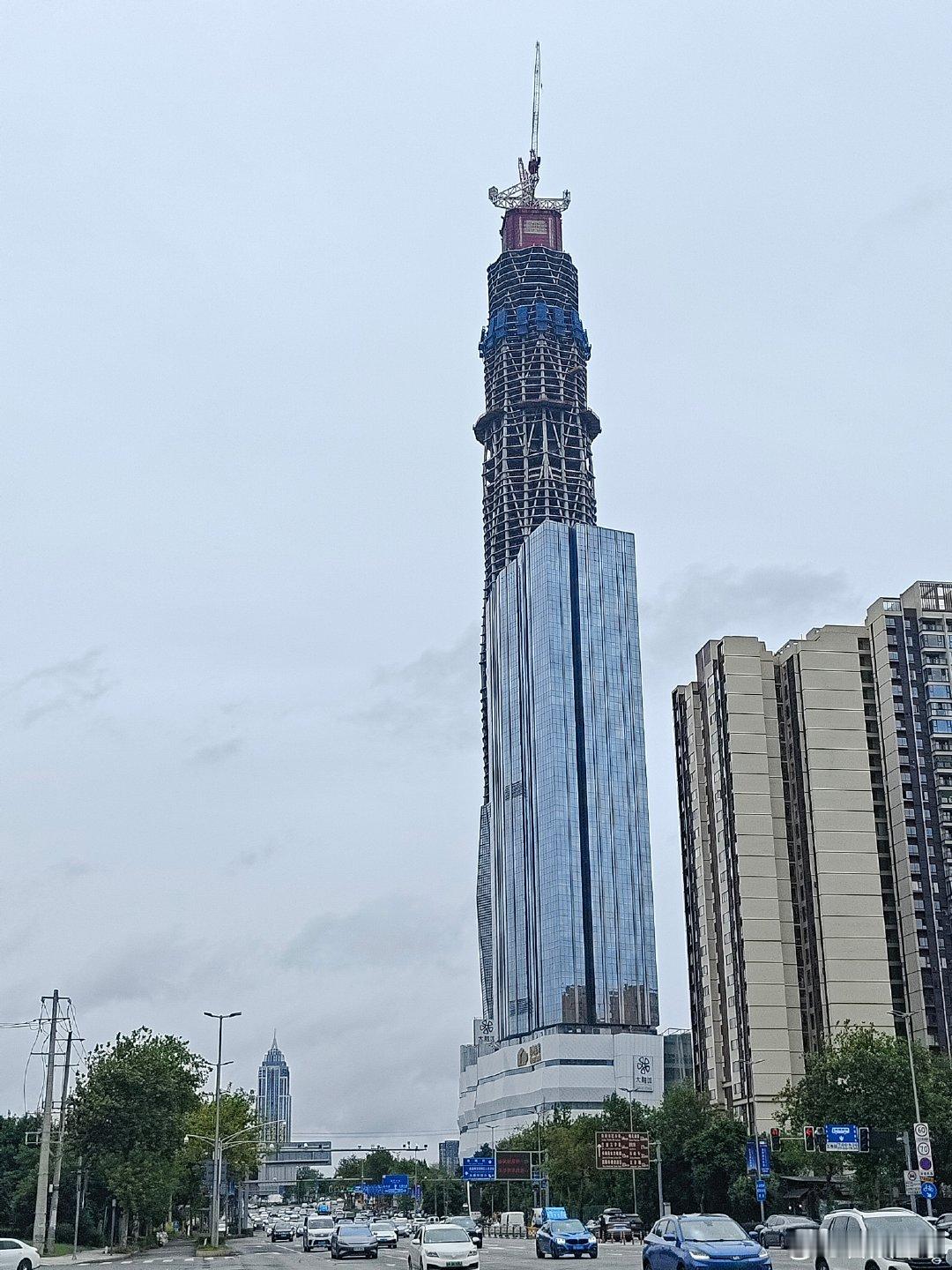 怎么走到著名烂尾楼来了？！绿地468堪称成都房产界的纯元皇后，虽然烂尾，但地位高，旁边的绿地控股就像同父异母的乌拉那拉皇后，看起来名正言顺体面风光，却一直生活在废后阴影矮人一节，远处有栋楼就像形似纯元的甄嬛！[坏笑] #A股成交1.65万亿缩量2085亿# ​