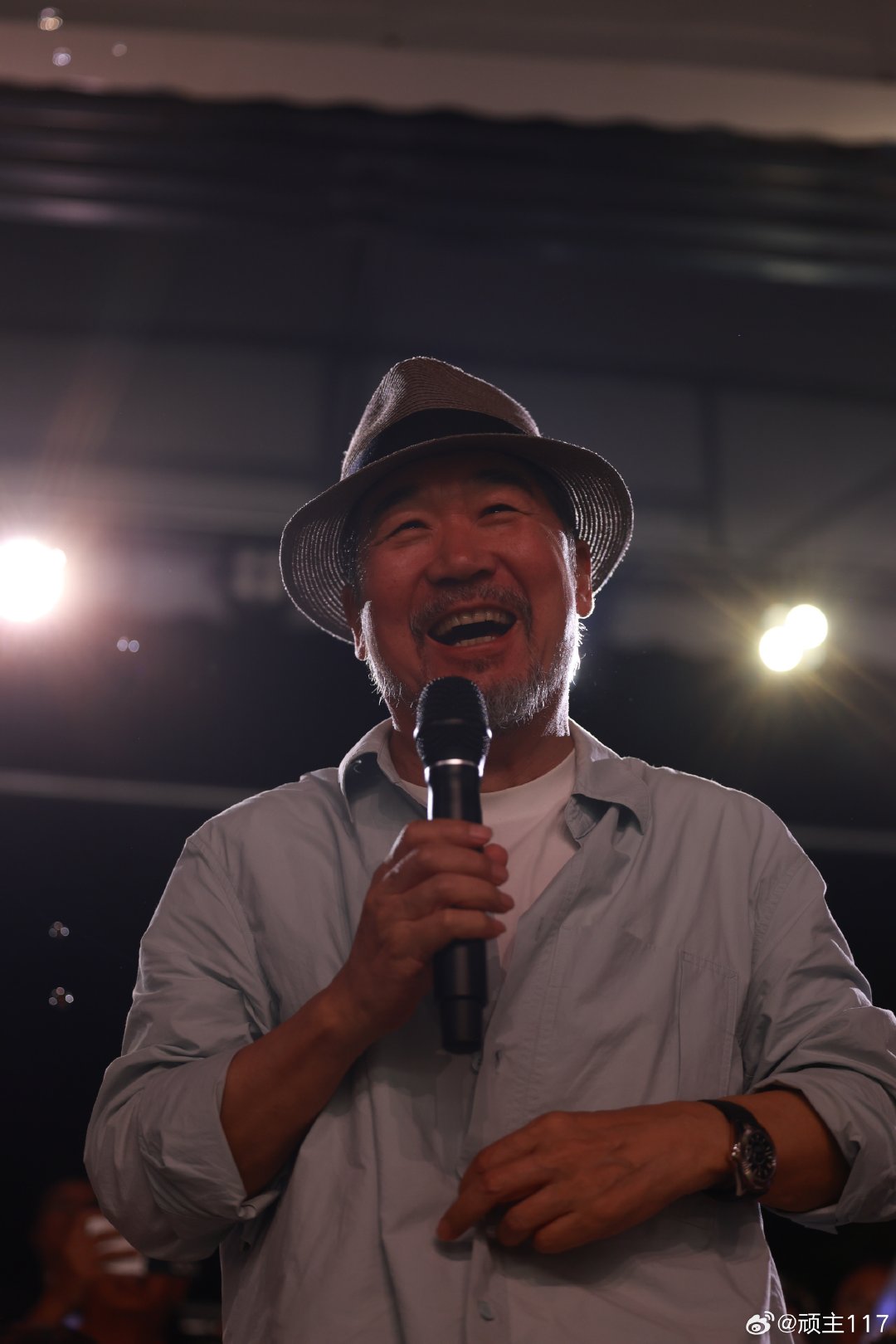 山野之间生长出来的阳台剧场，音乐，戏剧，草地，星空，穷尽词汇描述不出的美好的你 ​