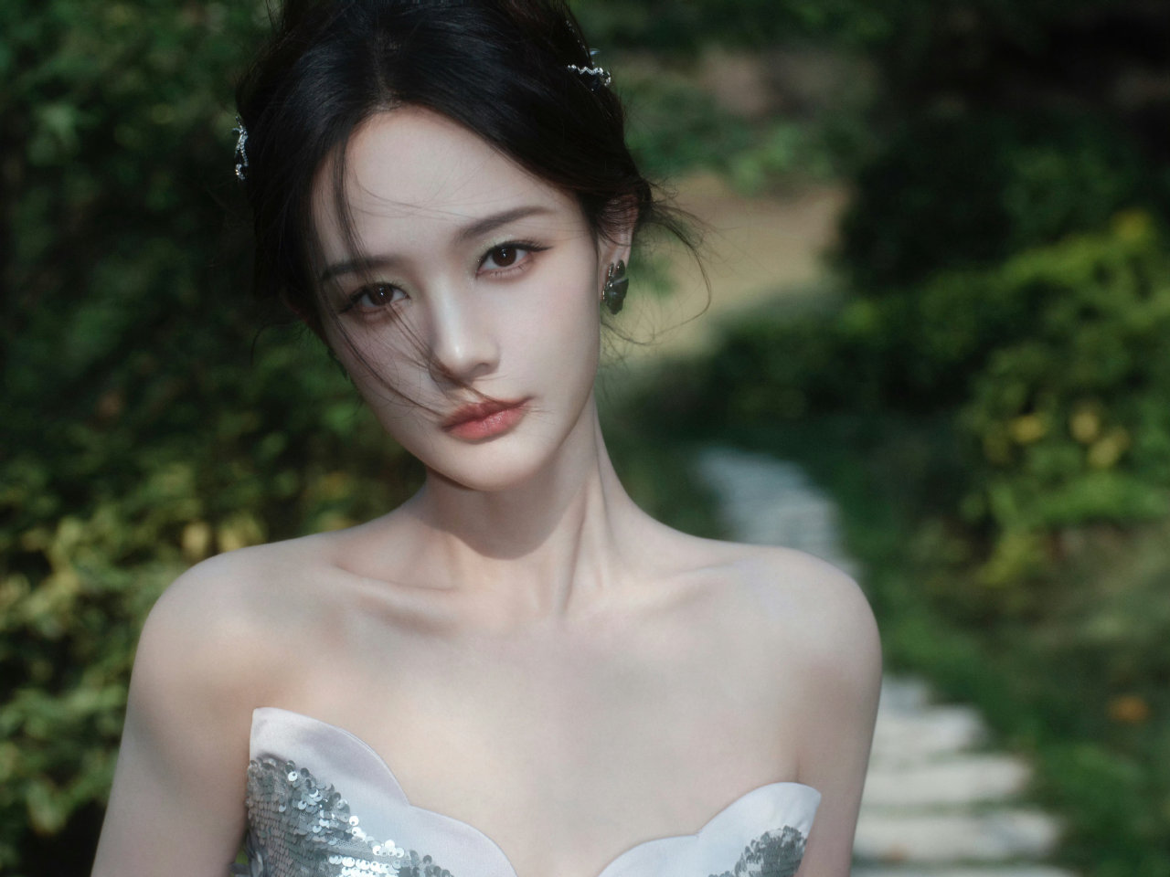 李一桐和白鹿顶着“同一张脸”，但是命运却各不相同，白鹿红遍大半个娱乐圈，是当下当之无愧的顶流女明星，李一桐却没有如此好运。说实在话，如果不是持续的影视资源投入，在娱乐圈恐怕早就查无此人了。虽然相比较于白鹿的大红大紫，李一桐低调也有低调的好处，因为白鹿自从走红之后，伴随她的争议始终不断，就连本人也多次