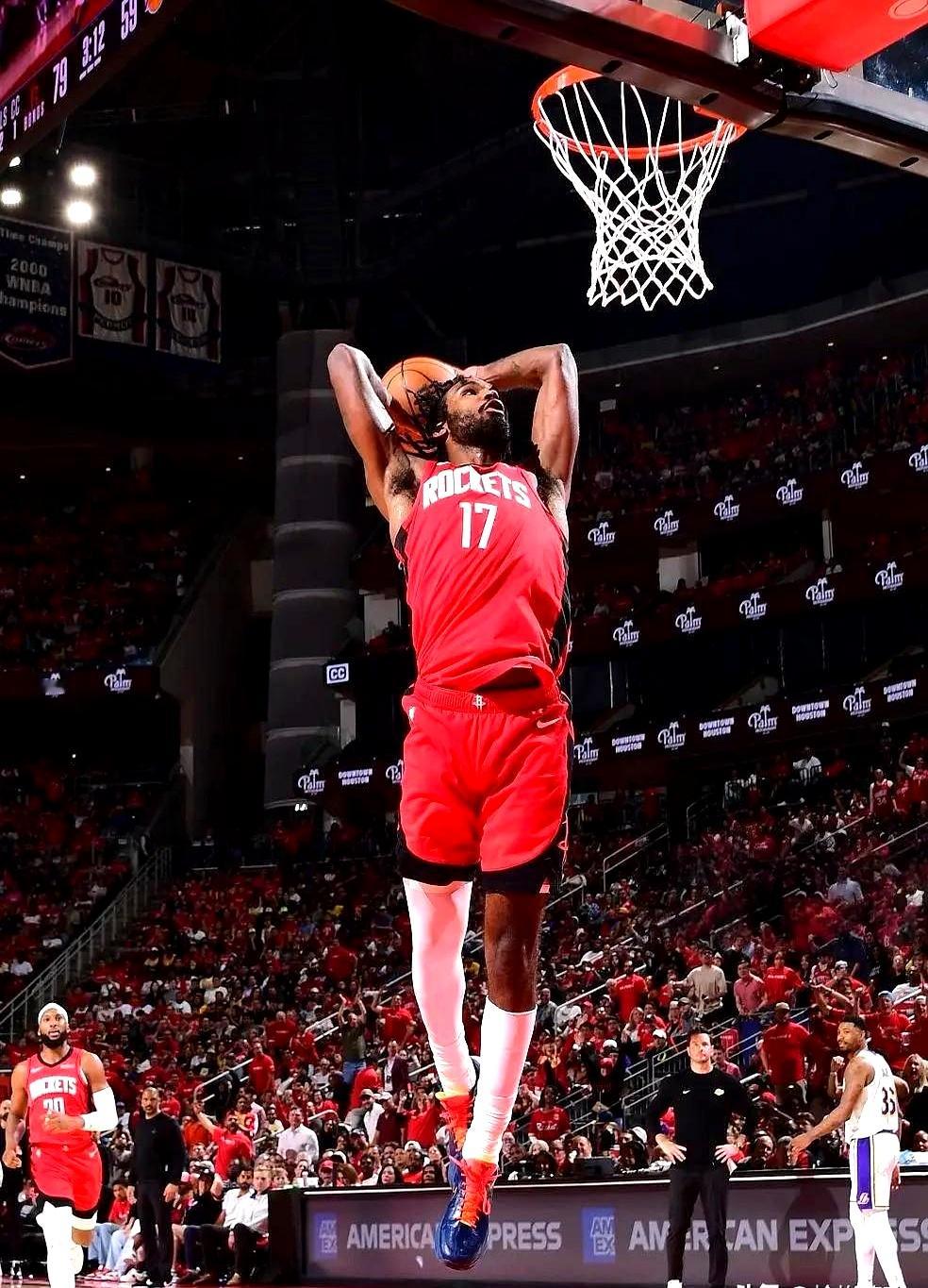 谁能想到，火箭队愣是把3比0的湖人给拉下马了！    24岁的伊森，这...