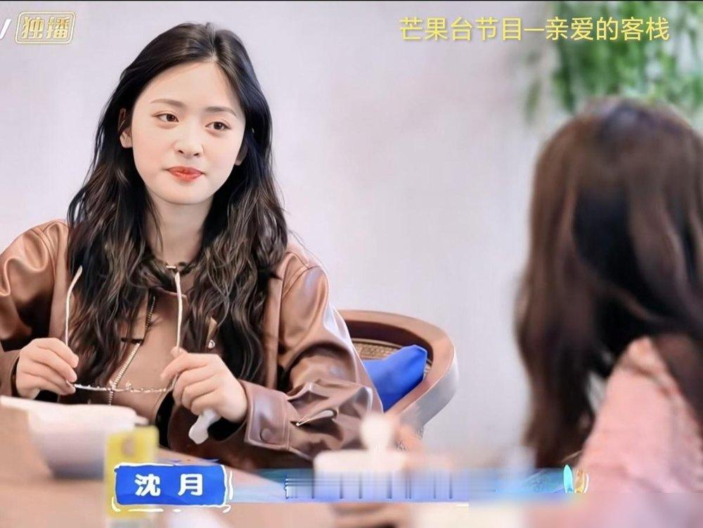 谭松韵新剧热度破3万，刘学义下厨请客，满桌子土豆面条，全是她爱吃的。
这剧她一人分饰两角，上线5天就爆了。戏里演姐妹，戏外搭档直接变厨子。网友扒出菜单，说这是把谭松韵当孩子哄。
再看沈月，米兰时装周刚走完，转身就穿古典风上金鹰奖。一个在横店吃家常菜，一个在秀场吹冷风。
俩人都是娃娃脸，三十多了