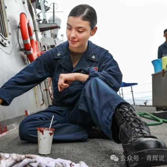 《收钱真办事！林肯号离开泰国，被港口工人除锈后体面了不少》大家好，青辉今天要聊的是目前已经离开泰国港口的美国林肯号航母。截止到我发稿之时，林肯号航空母舰已经结束了在泰国林查班港口的休整，再次启程进入南海。 ​