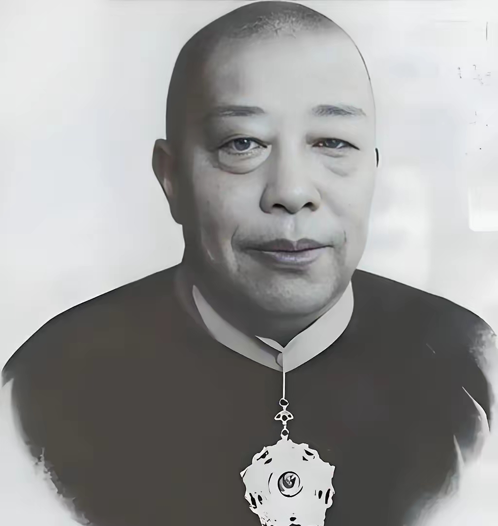 1921年，蒋介石在虞洽卿的介绍下，想拜在黄金荣的门下，按理说是要拜师费的。没想到蒋介石拜师根本就没交费，只是投递了一张名帖，帖上写的是：“黄老夫子台前，受业门生蒋志清。”
 
蒋志清，是蒋介石早年使用的名字。彼时的蒋介石，正深陷人生低谷。他在上海参与证券交易所投机，遇上信交风潮，市场崩盘，投进去的