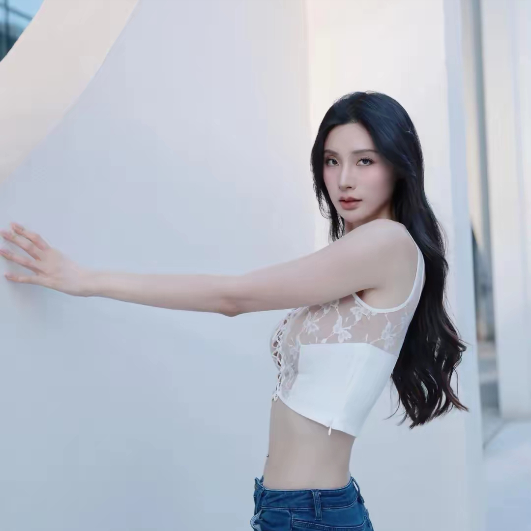 一对夫妻吵架之后，丈夫单独在一个小床上睡觉。 半夜时分丈夫看到妻子拿着...