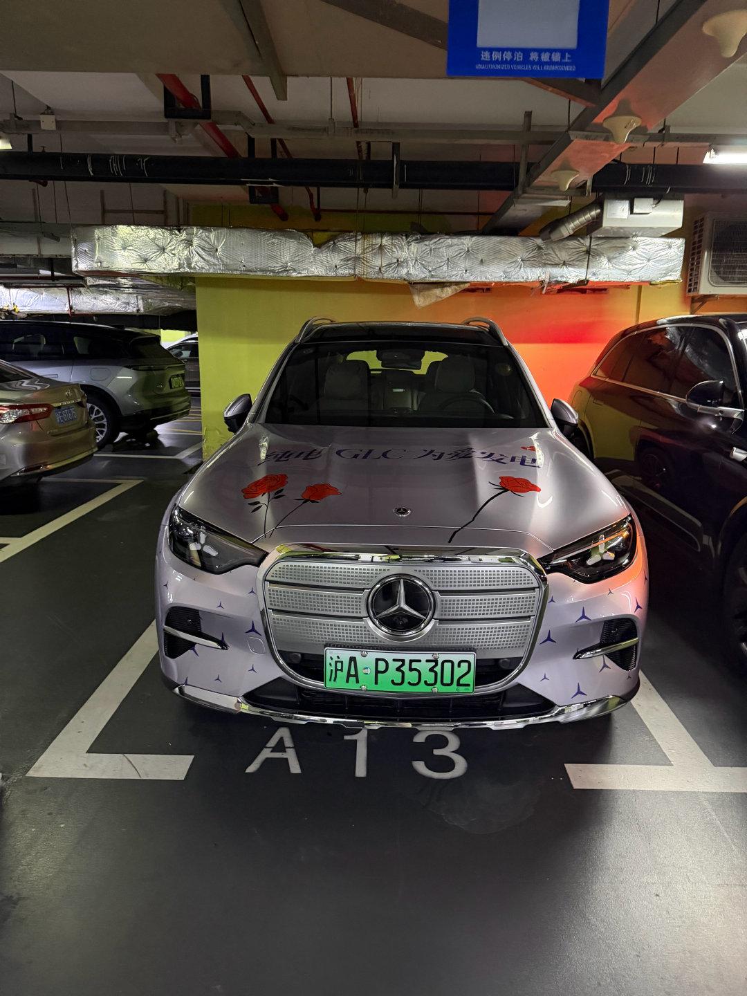 酒店偶遇奔驰“痛车”，
一下点明今天的主题，
为爱发电[喵喵][喵喵]  ​