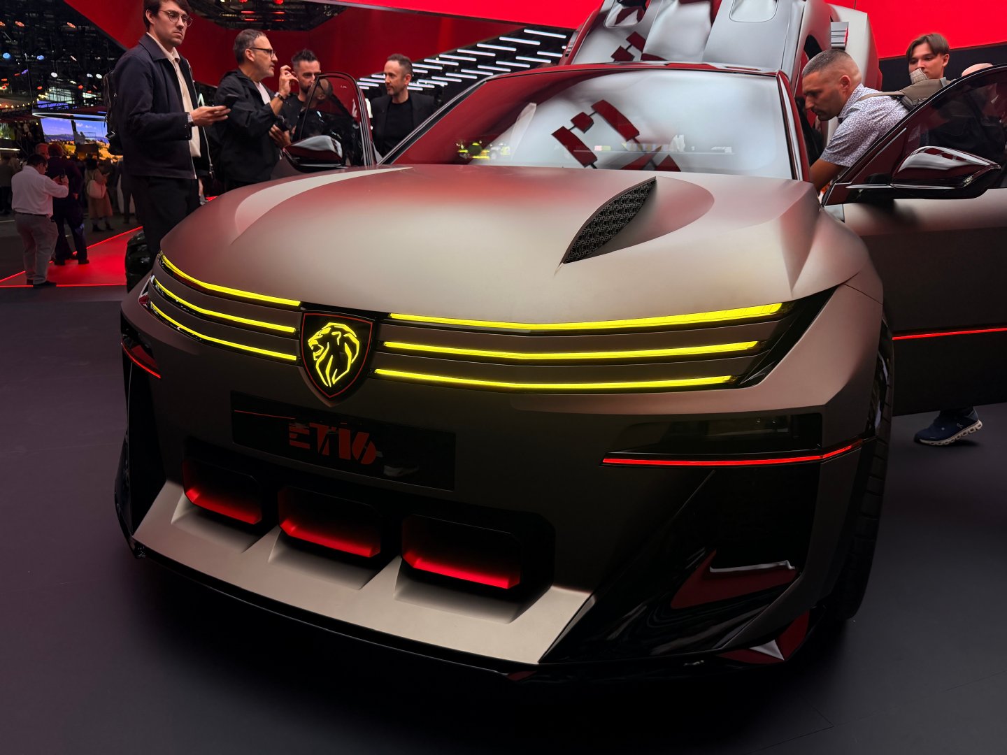 标致 E-T16 Concept 拿下 2026 巴黎车展 "最佳概念车" 奖！AMAM 记者评选，816 马力三电机，致敬 1985 年 WRC B 组冠军 205 T16—— 当年以四驱涡轮击败奥迪 Quattro。赛道是标致的 "另一座工厂"，锻造的不是奖杯，是手感。 #2026 巴黎车展##东风标致##神龙科技##车里哪些细节让你觉得豪华# ​