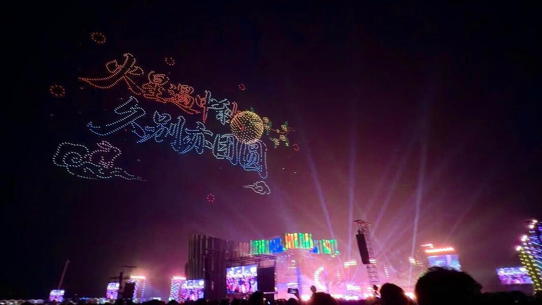 #华晨宇露胸肌了#这场演唱会真的值回票价，华晨宇不仅献上高质量live，还带来舞台身材福利，每一幕都值得反复回味。 ​