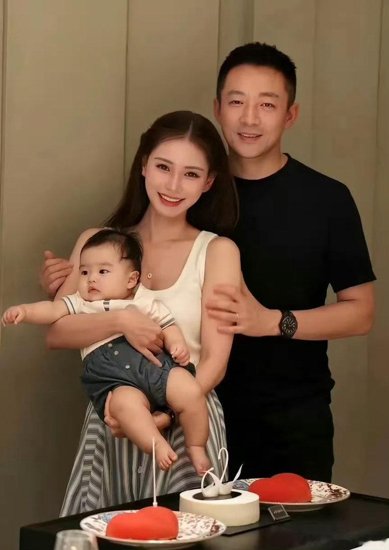 汪小菲这两张全家福，一张像在交作业，一张像捡到了宝。 ​​​