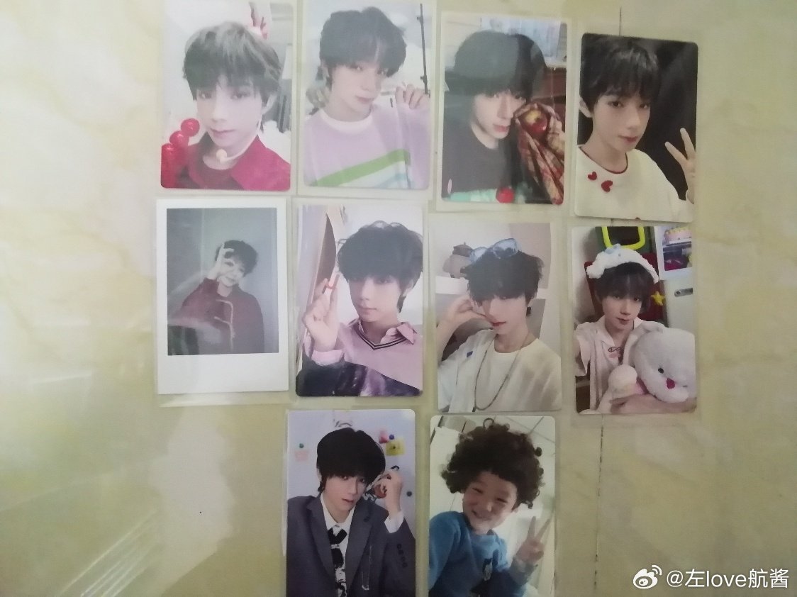 #王橹杰周边中转站[超话]# 有没有宝宝帮忙估下价格 我自己估570左右但感觉老师跟不上市场的变动 ´ᯅ`
万物时无卡全套 奔跑三无卡全套 奔跑二无卡全套（没有磁吸徽章）
抱兔 蓝眼镜比心 24年台历卡（拿字母J 拿耳机）童年爆炸头 
围巾拿苹果 粉衣羽毛卡 野蛮生长（毛衣比耶 拿糖葫芦 OK拍立得） ​