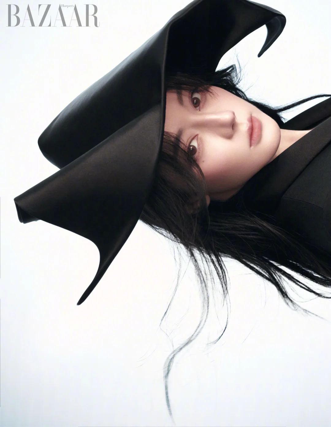 迪丽热巴坐镇时尚芭莎开年封面！