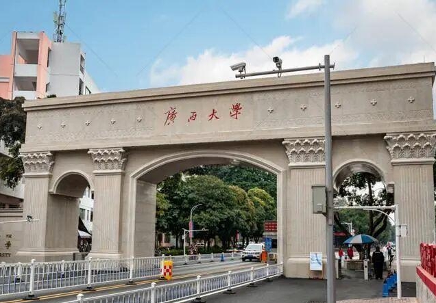 广西大学学生宿舍坠亡，是自杀还是他杀

10月12日晚，广西大学学生宁某被发现在宿舍楼下死亡。10月17日晚，校方通报：事发后第一时间打120、 110，保护现场、联系家属；公安机关经勘查、走访，初步认定高坠死亡，排除刑事案件。

无凶手、无外力、不立刑案——但一条年轻生命没了。目前家属安抚和善后持