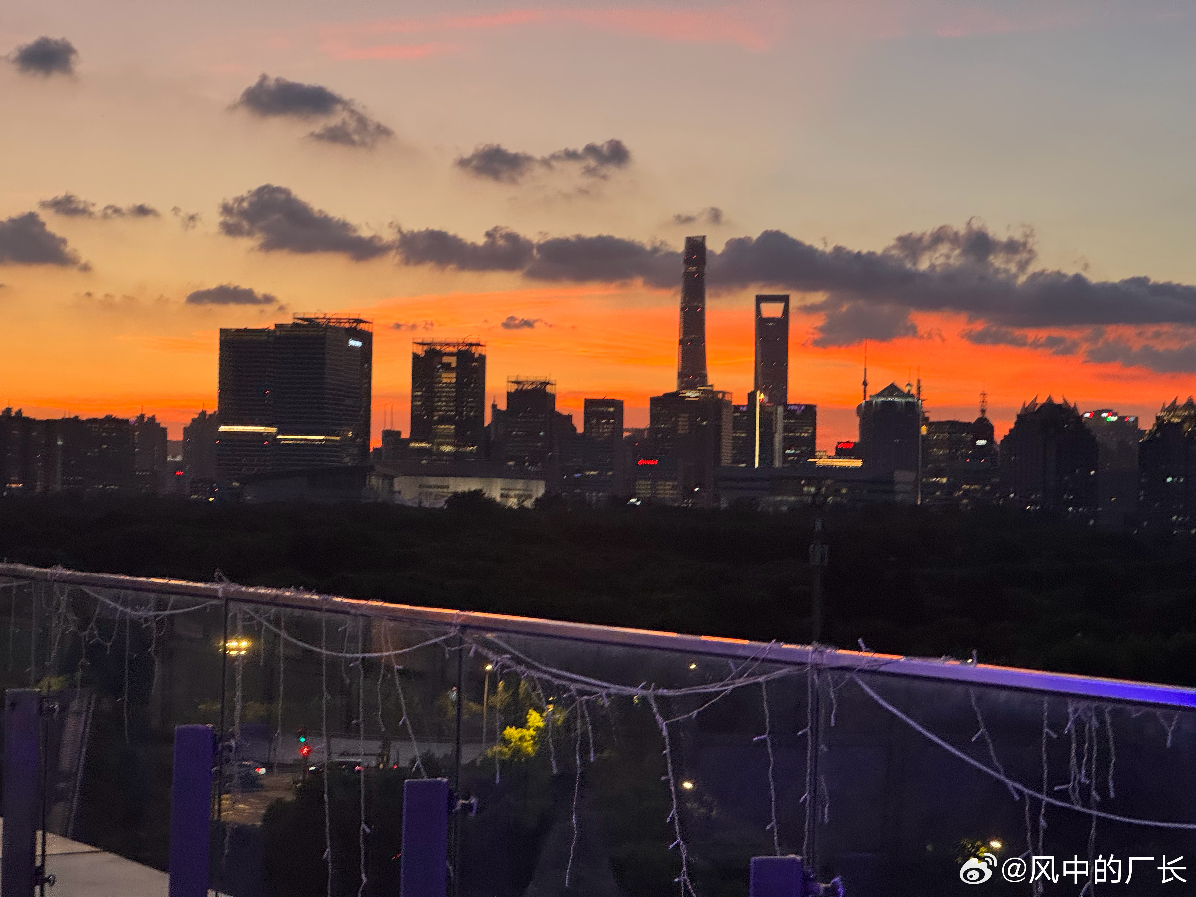 今年我频繁带团队在外面跑，之前跑了好几个工厂，让他们熟悉产品，前几天跑渠道和达人，今天我们在上海展会，以前是不可能的，现在用了AI和sop效率高了确实可以经常出来跑。我的几家公司已经全面sop化了，好几个sop工作流。很多人还不懂agent、skill、sop这些概念，我给大家通俗易懂说清楚。其实是看具 ​