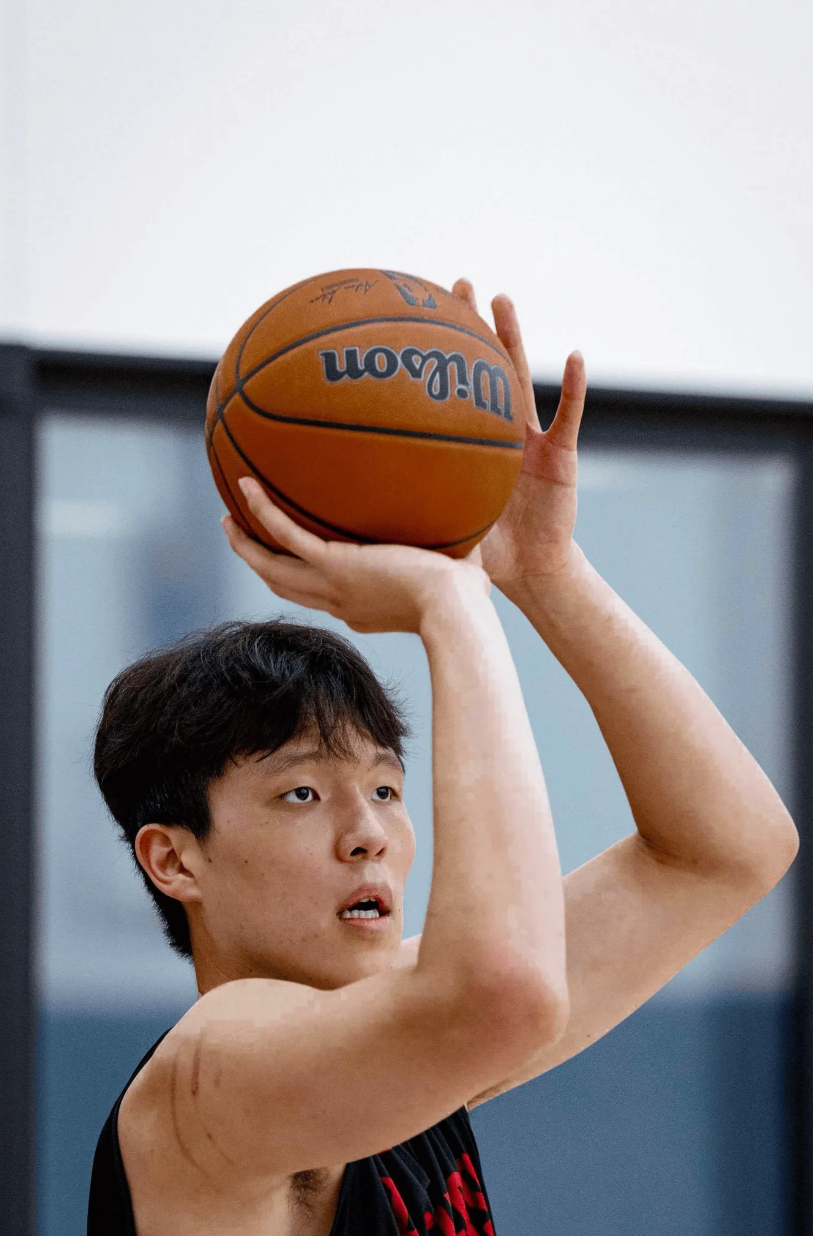 休赛期苦练！开拓者官方晒出杨瀚森的训练照与球迷分享  今日，开拓者官方...
