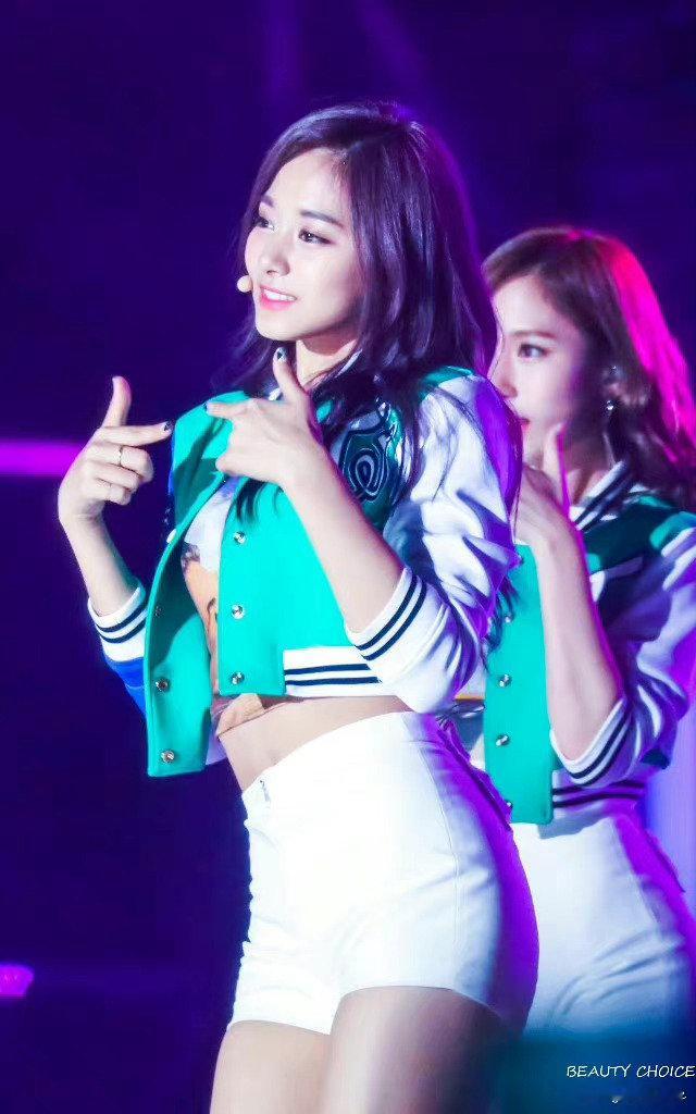 #周子瑜[超话]# 💙#周子瑜# 💙#周子瑜担任aaa颁奖礼mc# 

捕捉日常里不起眼的小美好，一杯热饮、一片晚霞，都能抚平心里的褶皱。 ​