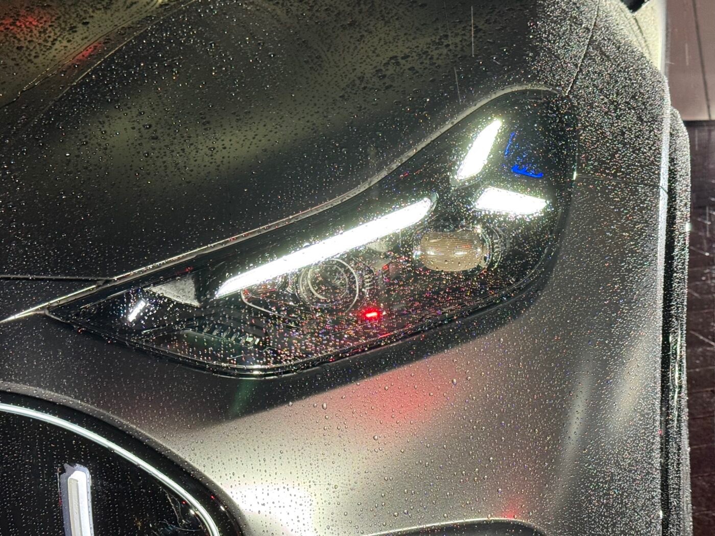 AMG GT55 SUV雨夜实拍图
（图源：MBPassion）
#奔驰[超话]##amggtsuv# ​