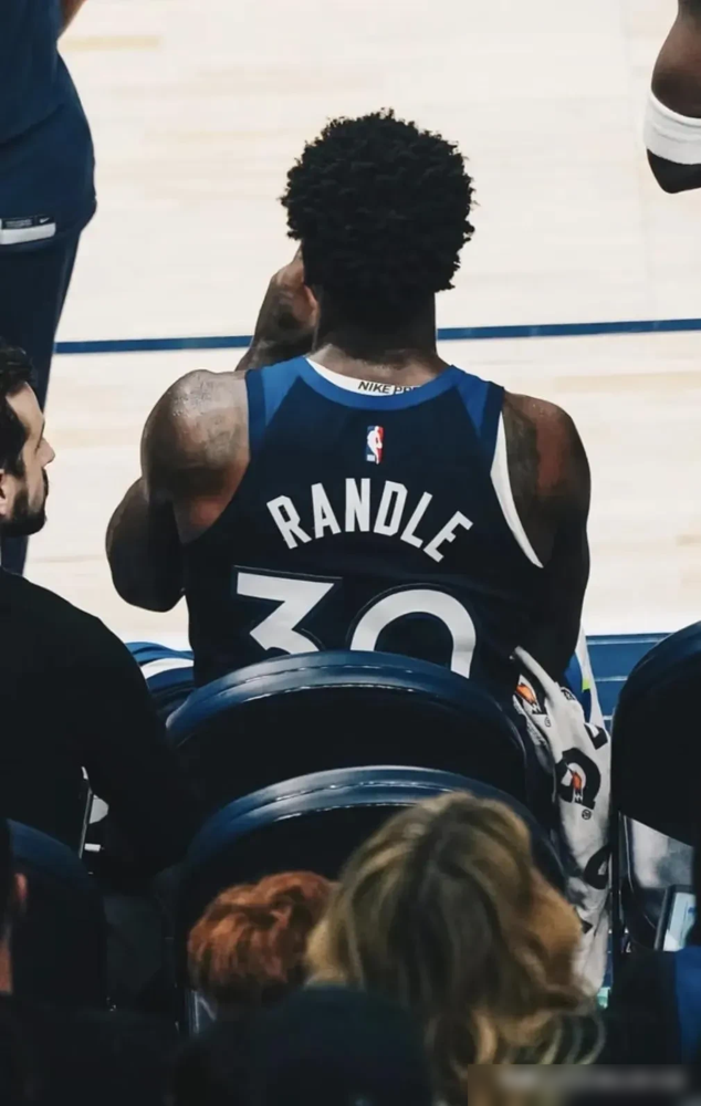 那个曾被小个阵容羞辱、打到下不了场的戈贝尔，现在竟把约基奇防得连连摇头...