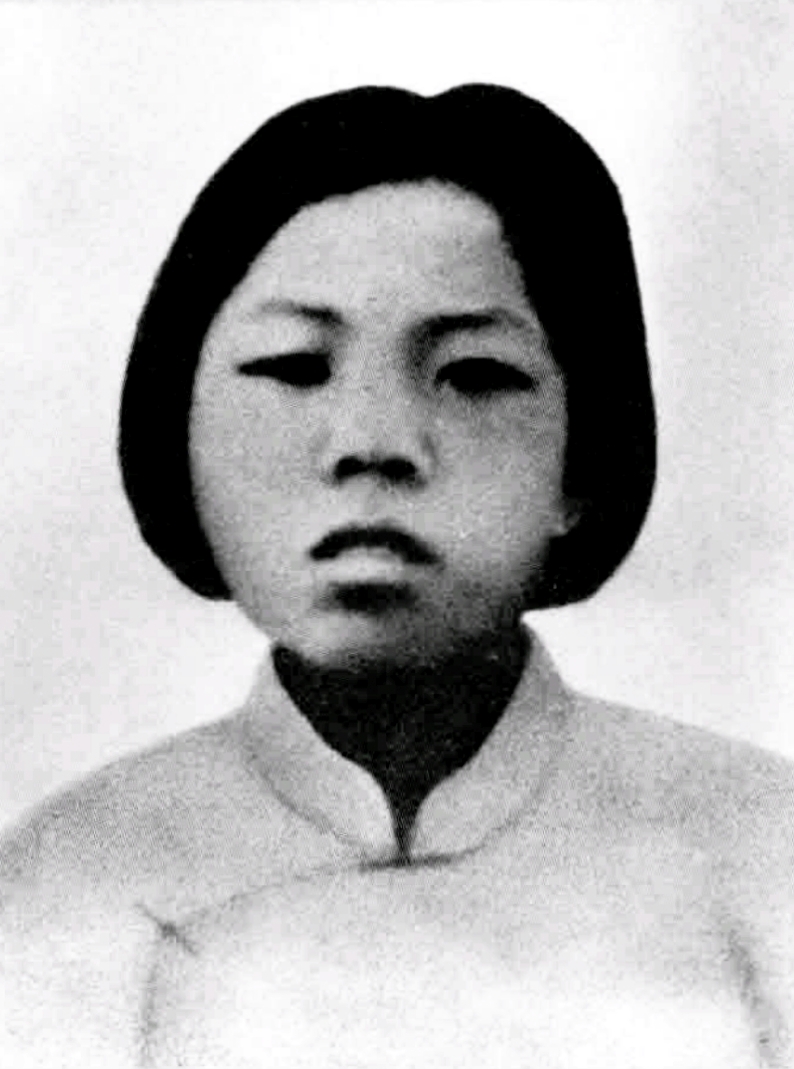 这是少年时期邓颖超留影。她的幼年生活跟着母亲颠沛流离。

邓颖超(1904~19